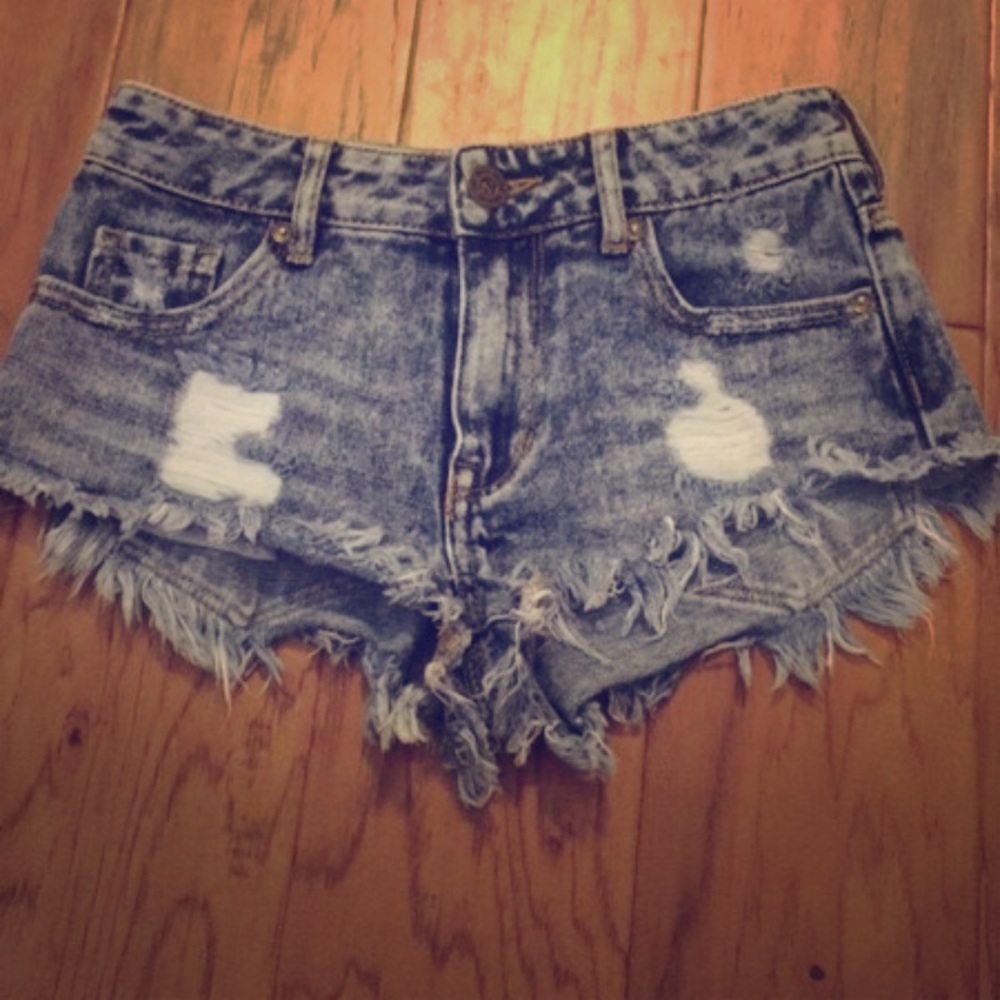 Distressed short shorts
